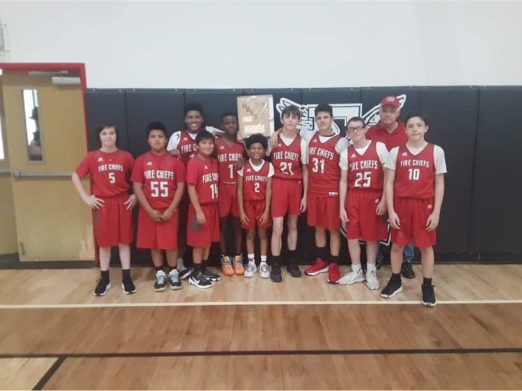 7-8 boys’ basketball team with area trophy